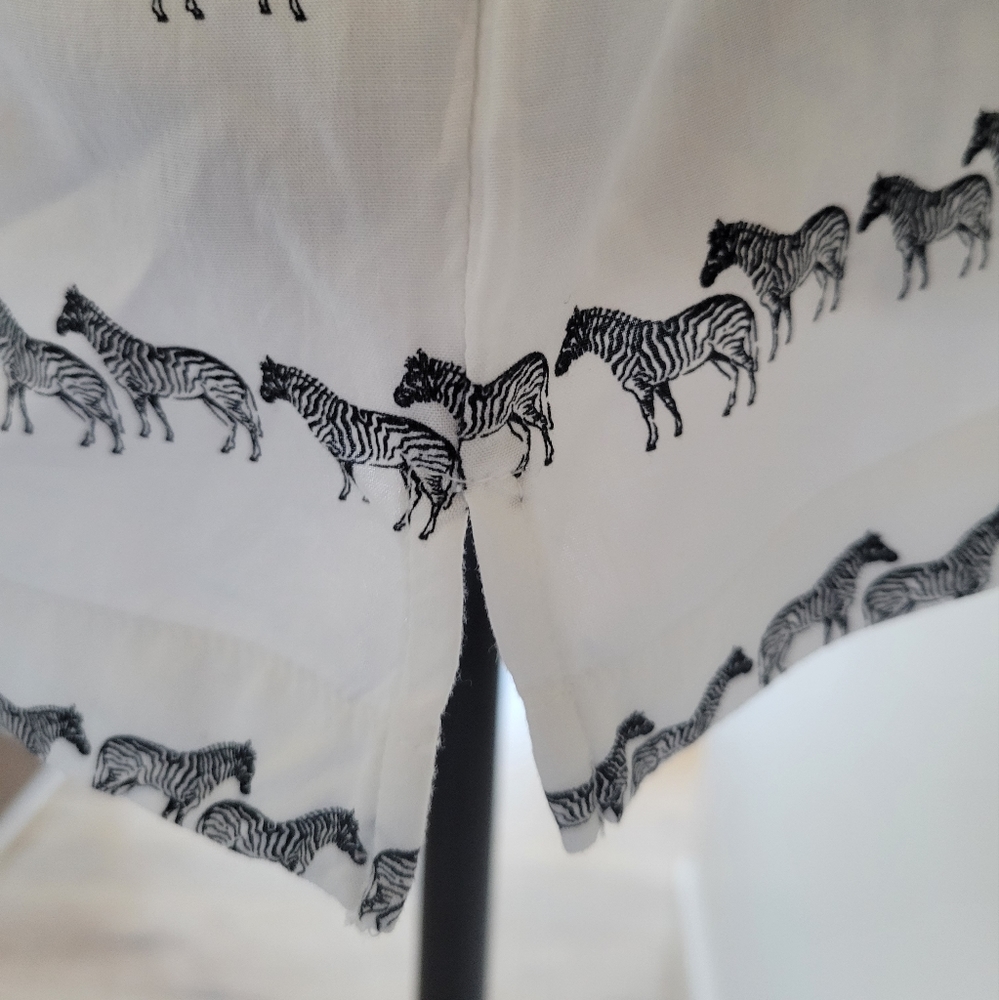 Jane and Delancey Zebra Top , Size M , White with Zebra Graphics - Picture 4 of 8